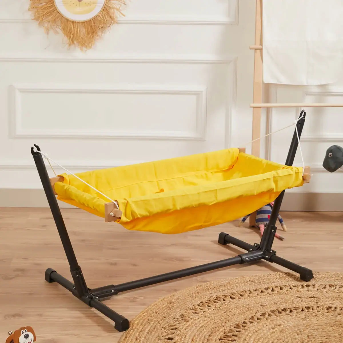 Svava metal standlı ahşap bebek hamak, sarı renkli kumaşlı model önden görünüm