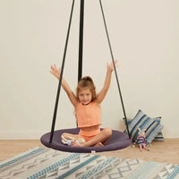 Svava salıncakta sallanan ve ellerini havaya kaldıran eğlenen çocuk