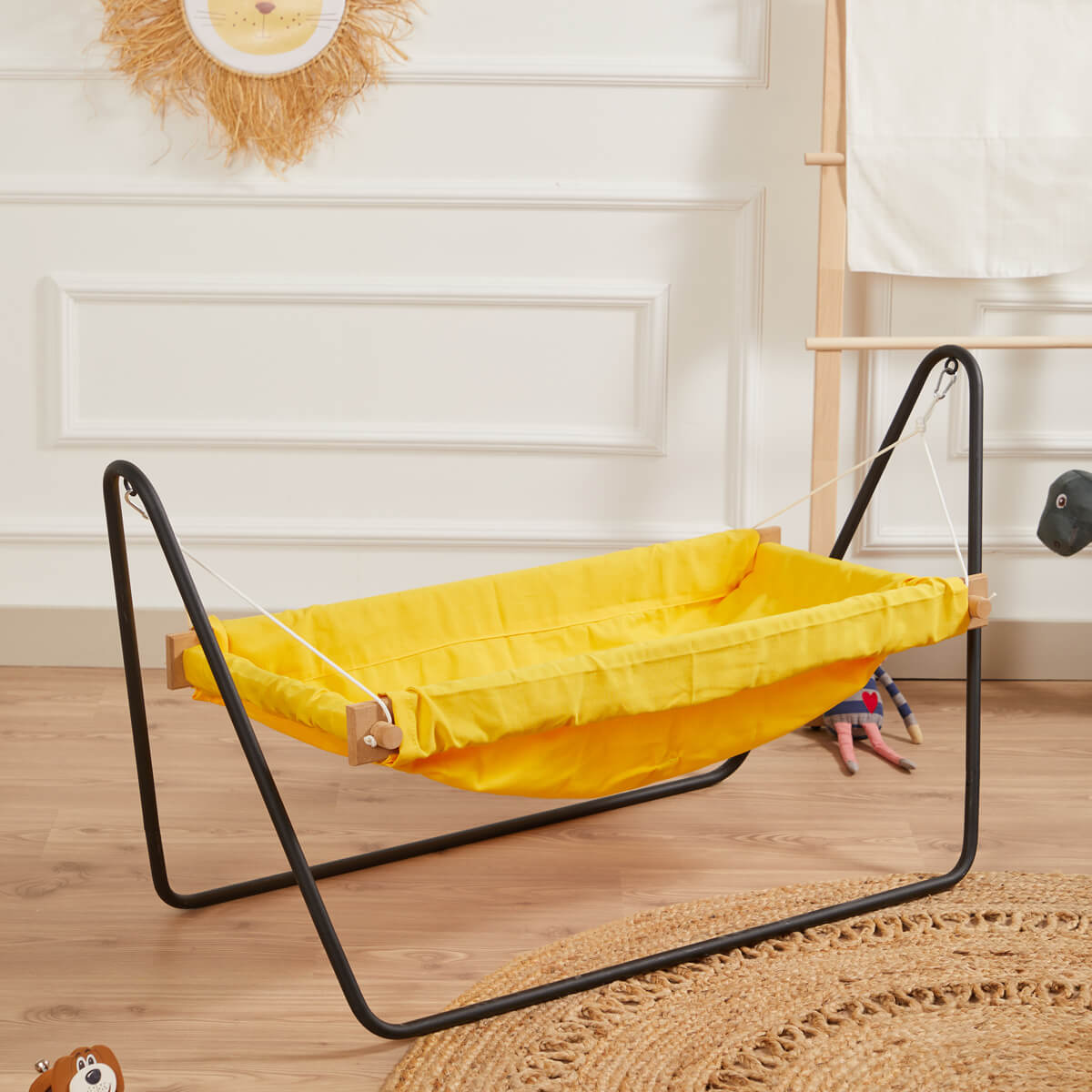 Ahşap ayaklı sarı Svava bebek hamak beşik – ergonomik ve güvenli bebek yatağı
