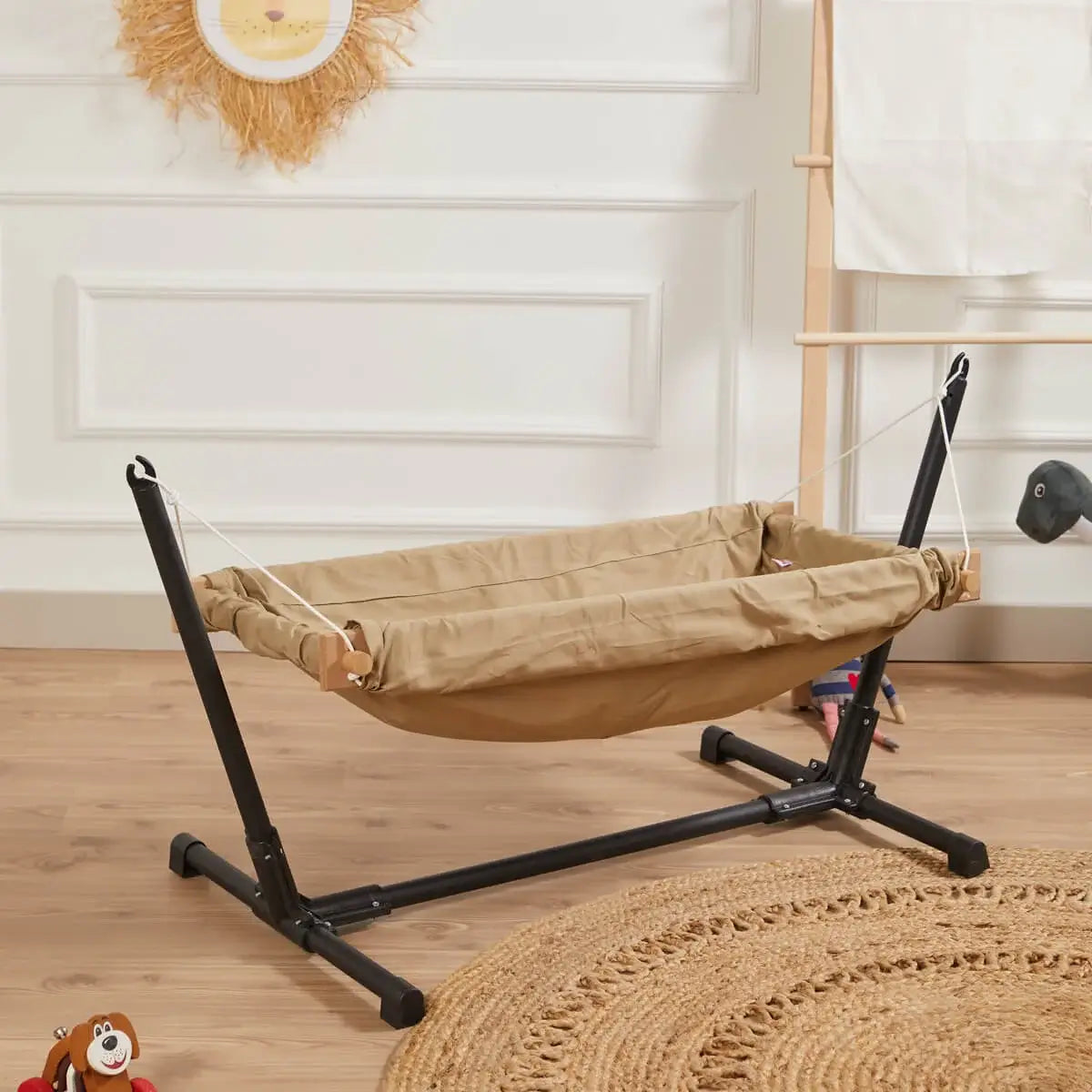 Svava metal standlı ahşap bebek hamak, kahverengi kumaşlı model önden görünüm