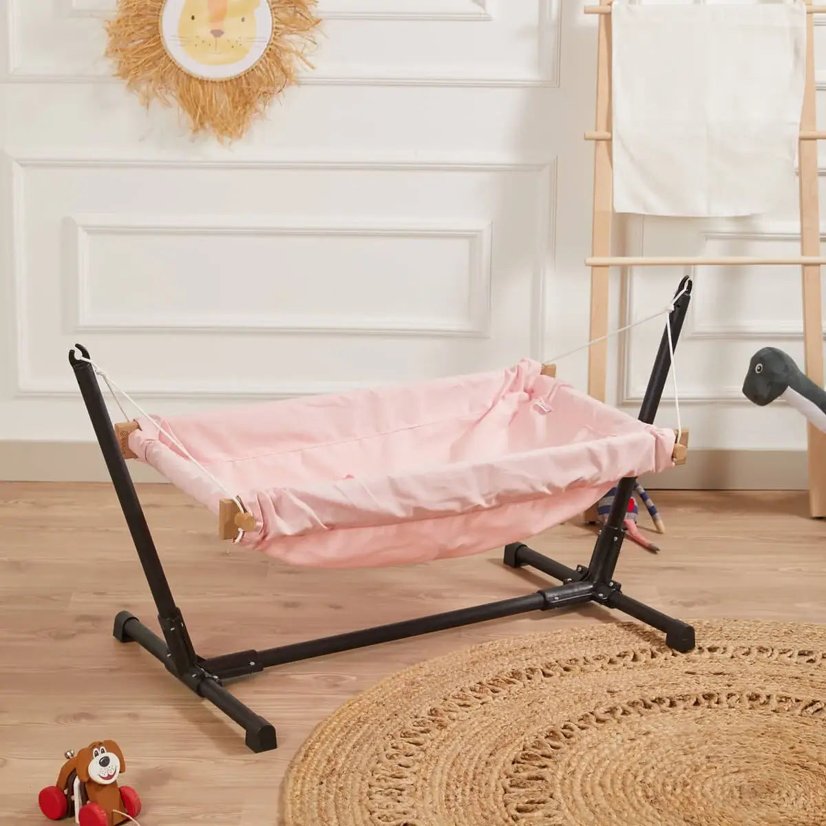 Svava metal standlı ahşap bebek hamak, pembe kumaşlı model önden görünüm