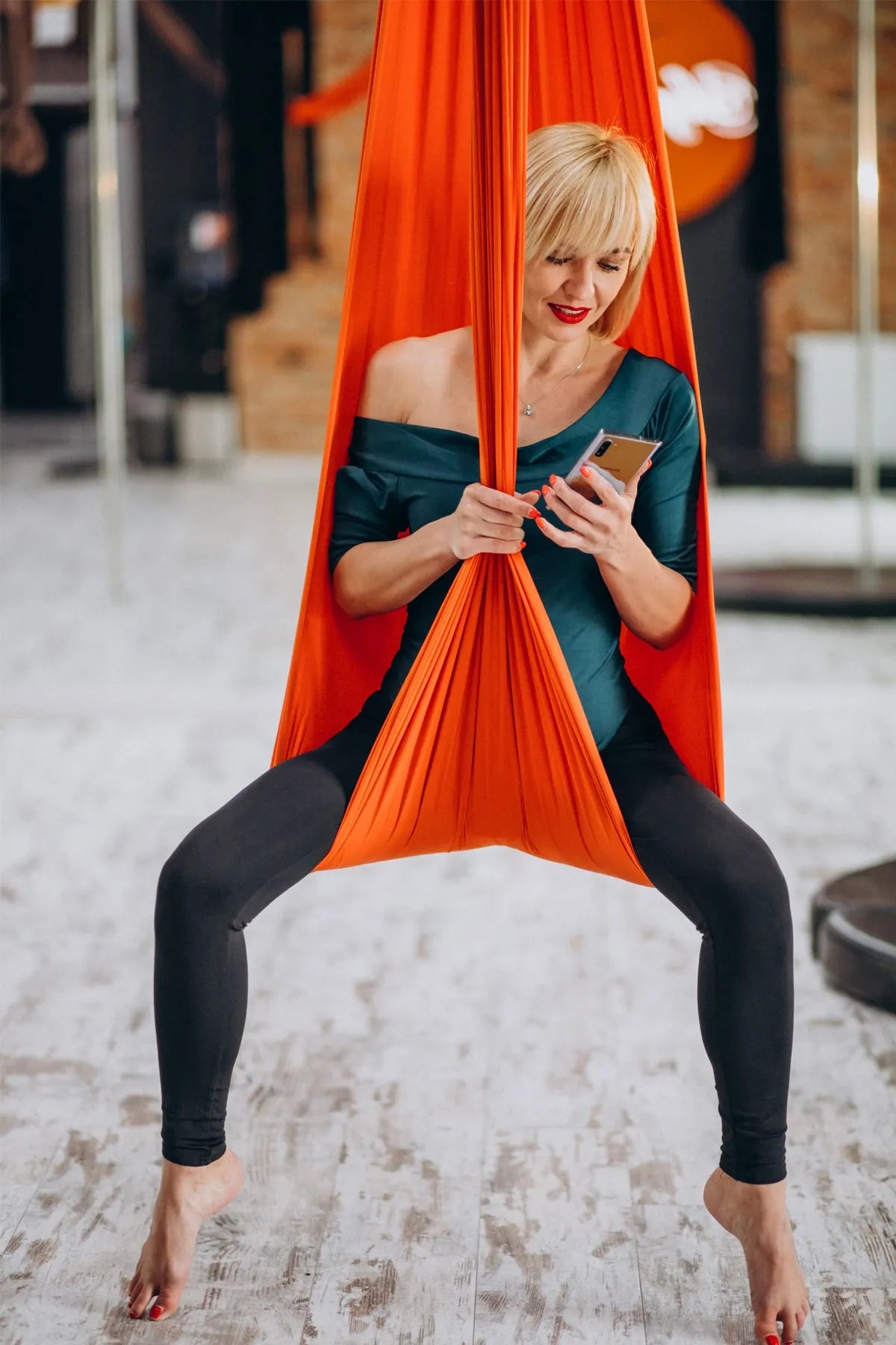 Turuncu yoga fly hamak kullanım örneği – kadın pozu
