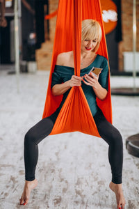 Turuncu yoga fly hamak kullanım örneği – kadın pozu